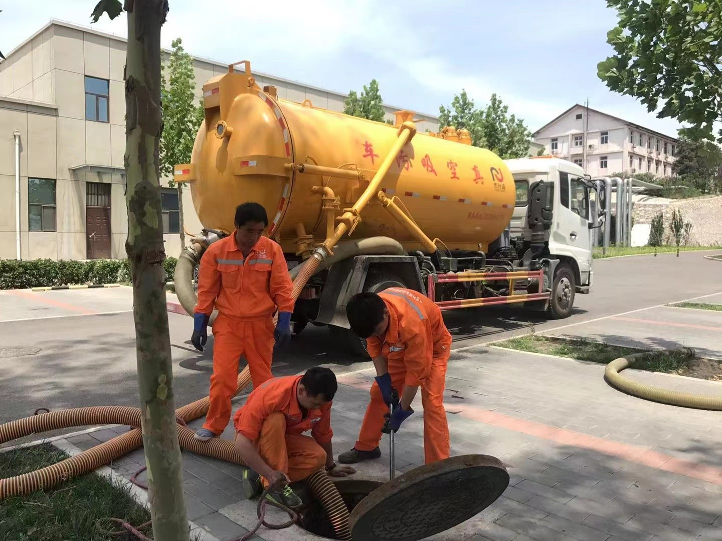 芦溪管道疏通车停在窨井附近