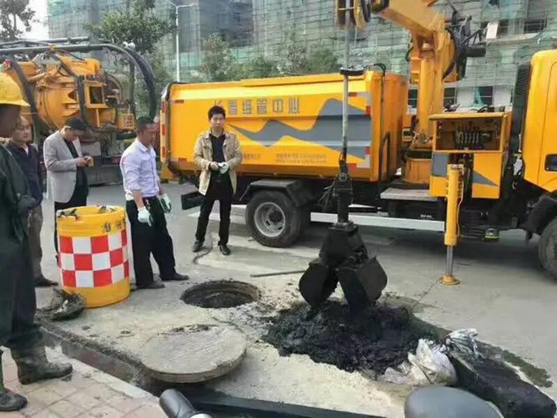 芦溪街道：网格员化身“清道夫”，为民解忧疏通“堵心”化粪池